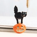 Broche de gato negro de Halloween sobre calabaza con ojos de strass verde y esmalte - Negro