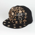 Dettaglio cappello hip hop con borchie a croce dorate e cinturini in pelle - Regolabile / Nero