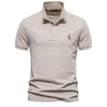 Dettaglio del ricamo a giraffa sulla polo da uomo in cotone piqué colore beige - S / Cachi