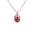Détail d'un pendentif croix plaqué or avec émail rose et pierres colorées sur un collier - Rose