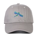 Dettaglio del ricamo a libellula blu e verde su un cappellino in cotone grigio - Grigio