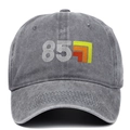 Detalle de gorra de béisbol vintage gris de algodón lavado con bordado y logotipo 85 - Gris 85 (40 Años)