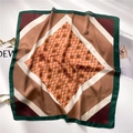 Primer plano de pañuelo de seda con estampado de letra H y bloques de colores - FJ686-1