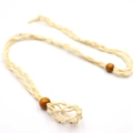 Detalle del collar de cordón tejido a mano con cuentas de madera y bolsa de red para piedras - Collar / Blanco Roto