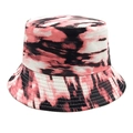 Detail van tie-dye vissershoed met meervoudig gestikte rand en abstracte roze print - M (56-58cm) / Roze