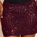 Détail de la jupe en dentelle bordeaux montrant des motifs mandala et maille festonnée - S / Bordeaux