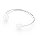 Minimalistisches silbernes Armreif-Design mit zwei weißen Perlen auf glänzendem Band - 12mm Perle / Stahlfarben