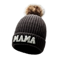 Berretto in maglia grigio scuro con pompon in ecopelliccia e ricamo MAMA in bianco - Stile Pom Pon MAMA / Nero
