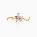 Gros plan d'une bague fleur dorée avec cristaux nacrés et anneau ondulé à perles - Fleur à cinq pétales / Doré