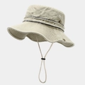Dettaglio cappello beige a tesa larga con nastro sfilacciato e cordoncino regolabile - Beige