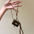 Collier pendentif mini sac en cuir léopard avec fermoir doré et cordon tressé - Café Clair