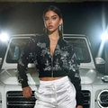 Giacca bomber nera con ricami di paillettes argentate indossata da una modella - XS / Nero Argento