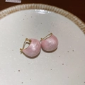 Pendientes ovalados rosa perlado con base dorada y acabado brillante efecto seda - Semicírculo Perlado / Rosa Oro Fluido
