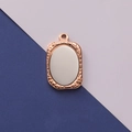 Detalle de colgante rectangular de oro rosa con textura martillada y centro pulido espejo - Proceso de soldadura interna / Oro rosa