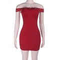 Detailansicht des roten Bodycon-Kleides mit feiner Spitze am schulterfreien Ausschnitt - XS / Dunkelrot