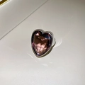 Dettaglio macro di una gemma viola a cuore incastonata in una fascia d'argento - Argento Pietra Viola