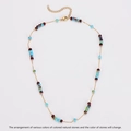 Dettaglio della collana retrò con perline turchesi e rosso vino su una catena dorata - Collana Multicolore