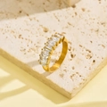 Elegante anillo de acero inoxidable dorado con cinco circonitas rectangulares en piedra rugosa - US 7 / Dorado