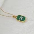 Goldene Wassermann Halskette mit Malachit Anhänger und Diamanten auf weißem Pelz - Wassermann