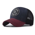 Cappellino da baseball classico ricamato H con tela blu navy, visiera rossa e rete - Regolabile / Blu Navy e Rosso Vino (H)