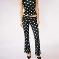 Completo due pezzi nero a pois bianchi da donna con top senza maniche e pantaloni svasati - M / Nero