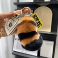 Schlüsselanhänger Tigerstreifen Kaninchenfell mit goldenem Ring und gelbem Anhänger - Kleiner Tigerschwanz mit Anhänger