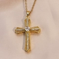 Elegante goldene Kreuzhalskette mit quadratischem Zirkonia-Zentrum und Mikro-Pavé-Akzenten - Kreuzanhänger / Gold mit klarem Zirkonia