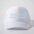 Gorra trucker blanca con eslogan SAVE WATER DRINK MARGS y malla azul transpirable detrás - Todo Blanco