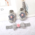 Set regalo neonato con calzini in maglia con fiori e fascia in pizzo con pompon grigi - Fiocco Pompon Grigio/Rosa
