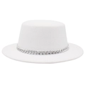Elegante witte boater hat met decoratieve zilveren metalen ketting op witte achtergrond - M (56-58cm) / Wit