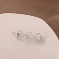 Dettaglio del fermaglio per capelli a cuore con perle bianche e placcatura argento - Stile Argento con Perla