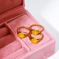 Tres anillos de carita sonriente de esmalte dorado en un joyero de terciopelo rosa - Talla Única US 7 / Dorado