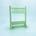 Detailansicht des mintgrünen Schmuckständers aus Acryl mit Mini-Kleiderbügeln - Grün