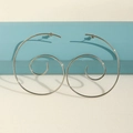 Boucles d'oreilles spirales argentées minimalistes sur surface en pierre naturelle - Argenté