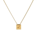 Collana chic in acciaio al titanio placcato oro 18K con pendente quadrato a lettera J - Lettera J