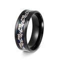 Detail van titanium ring met blauwe koolstofvezel inleg en gouden draakpatroon - US 10 / Zwart