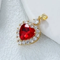 Pendentif cœur doré avec grand zircon rouge et pavé de cristaux sur surface blanche - Cœur Rouge