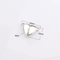 Makro-Detail eines 15mm x 10mm herzförmigen Magnetverschlusses aus Silberlegierung - Stil 2 P2431 (Herzform Silber)