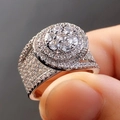 Bague HipHop de luxe argentée avec zircons en grappe et sertissage pavé multi-rangs - US 6 / Or blanc