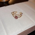 Detailopname van de dubbellaagse gouden ring met paarse kattenoogsteen en glinsterende zirkonia - Goud (12#)