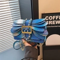 Borsa a tracolla blu pitonata con perle e catena dorata a forma di farfalla - Blu