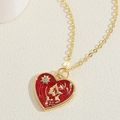 Makroaufnahme von Herzanhänger aus Gold mit roter Emaille, Drachenzeichen und Kristallen - Rotes Herz Emaille (XL2690-4)