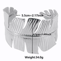 Silberne breite Manschette Armreif mit Federstruktur-Streifen und verstellbarem Design - Silber