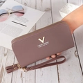 Détail de la pochette en similicuir mauve avec double fermeture éclair et dragonne - Vieux rose