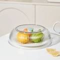 Transparente Speiseglocke mit grünem Griff zum Schutz von Obst auf einem Teller - Nahtloser Stil / Gelb