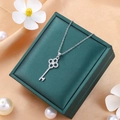 Collier pendentif clé en argent avec trèfle étincelant sur une boîte à bijoux de luxe - 9225-Argent