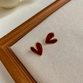 Orecchini a perno minimalisti a cuore rosso con bordo dorato su sfondo beige neutro - Steel Earring Post - Rosso Brunastro