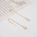 Orecchini a filo lunghi minimalisti con perle a goccia bianche e catena dorata - Stile Passante / Bianco