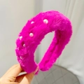 Dettaglio della fascia in peluche rosso rosa con perle bianche e texture morbida velluto - Rosa Rosso (Con Perle)