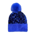 Detail van blauwe gebreide muts met glanzende lovertjes en een zachte bont pompon - Koningsblauw